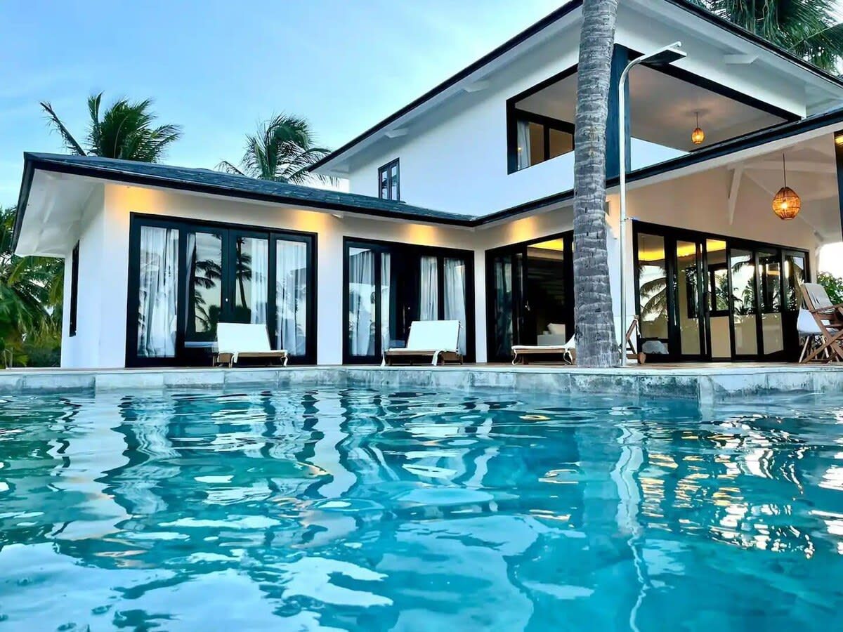 Exclusive Beach Mansion – CEA035